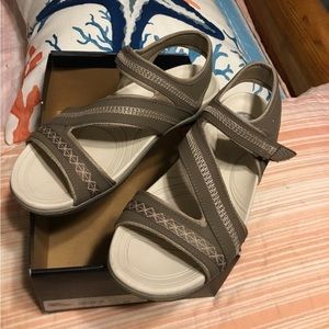 Gel cushion sandals